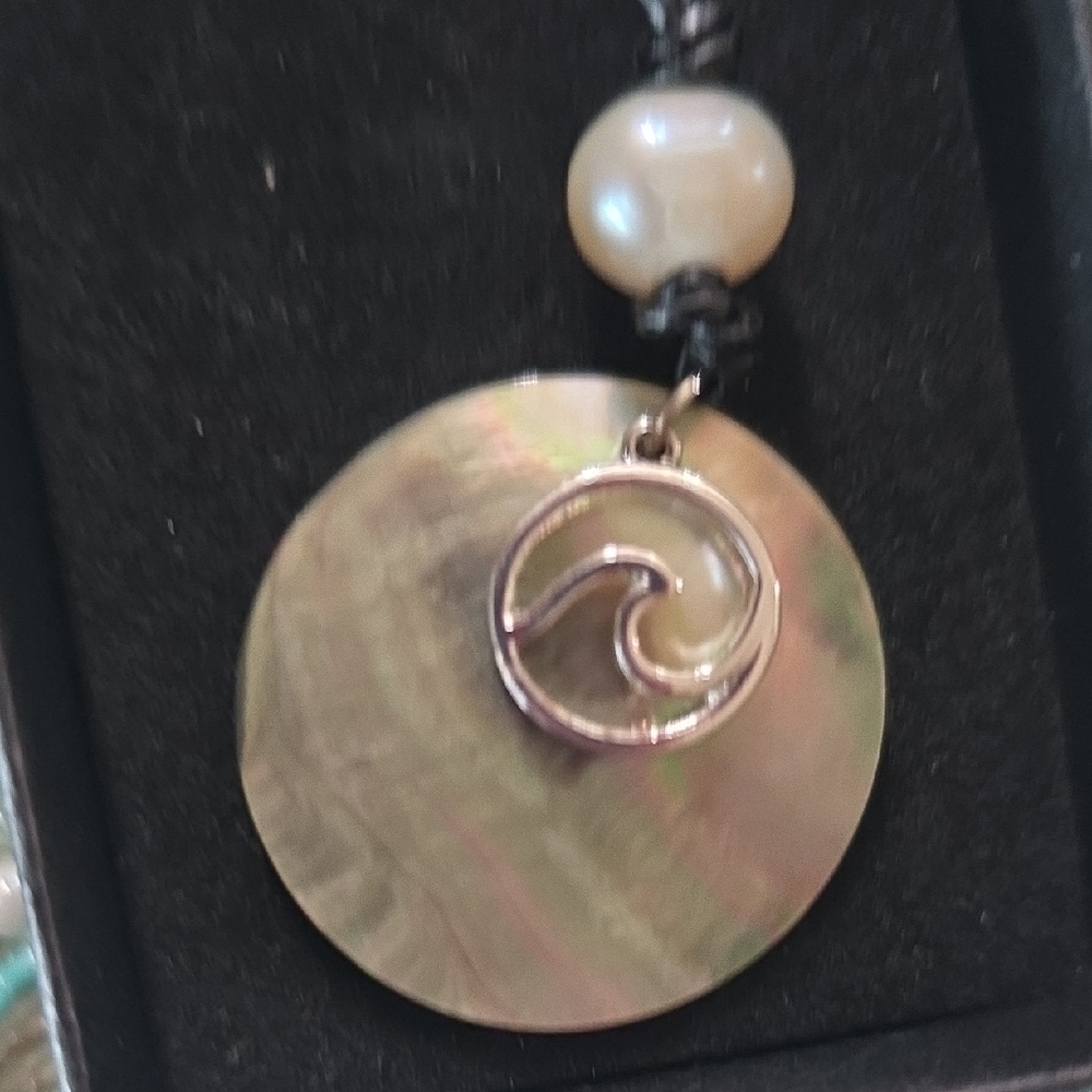 Mother Pearl And Silver Wave Chams Design Necklace with Iridescent Pendant - Picture 6 of 7